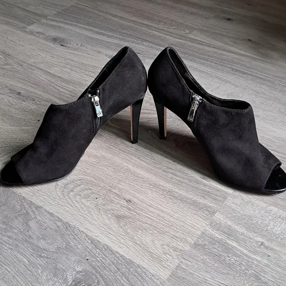 Calvin Klein Women's Black Peep Toe Heel size 9